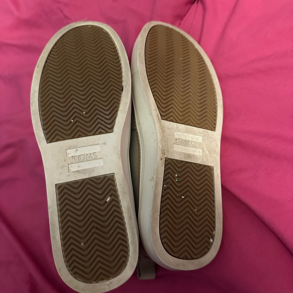 Toms Tan/Gray Suede Women's Slippers - Picture 4 of 5